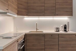 Réfrigérateur, four à micro-ondes, un four, surface de cuisson