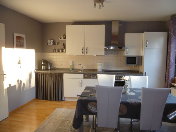 Kjøleskap, mikrobølgeovn, ovn og kokeplater