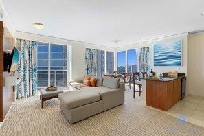 TV, offices - Unique Apartment Miami Views (Sunny Isles Beach)