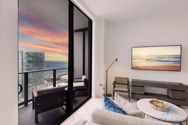 TV, offices - Best Stay - City Views, Gym & Pool (Miami)