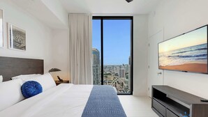 A modern hotel room with a large bed, a flat-screen TV, and a city view. - Best Stay - City Views, Gym & Pool (Miami)