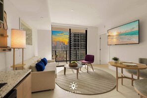 TV, offices - 1BR Apartment - Pool & Gym (Miami)