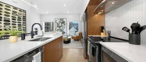 Refrigerador, microondas, horno, placa de cocina