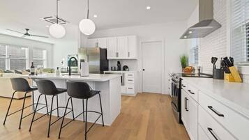 Coffee/tea maker, fridge, microwave, oven