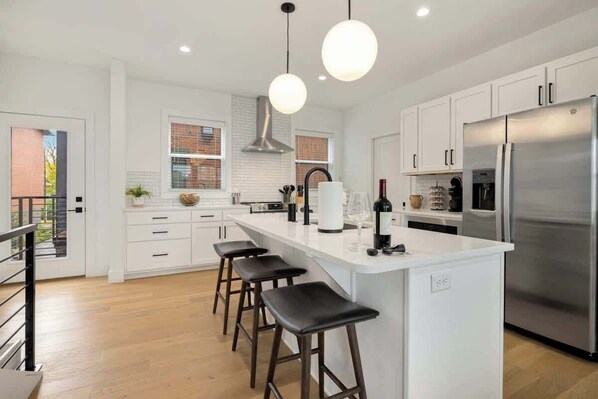 Réfrigérateur, micro-ondes, four, plaque de cuisson