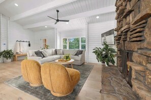 TV, fireplace, offices - Pineview - Beaver Lake - 2 Living Rooms - Hot Tub (Rogers)