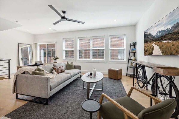 Televisión y oficina 