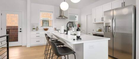 Refrigerador, microondas, horno y parrilla de estufa