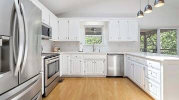 雪櫃、微波爐、焗爐、爐具