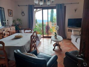 TV, lareira, aparelho de som