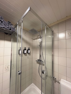 Douche, sèche-cheveux, serviettes fournies, savon
