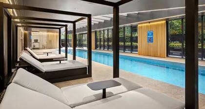 Luxury 2B2B Albert Park Lakeside Apartment w/ Car Park, Pool, Sauna & Gym