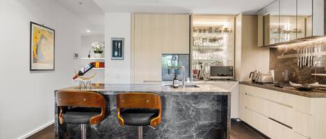 雪櫃、微波爐、焗爐、爐具