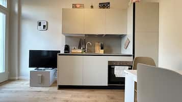 Een magnetron, een oven, een kookplaat, een vaatwasser