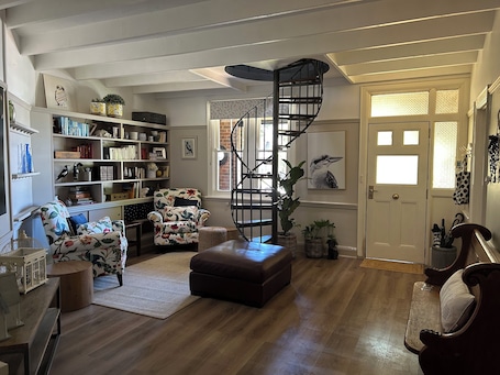 Interior. 3 bedroom home, Located on the main street of Crookwell