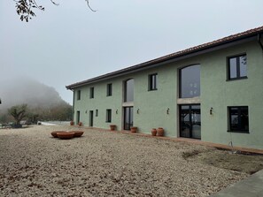 المنشأة من الخارج