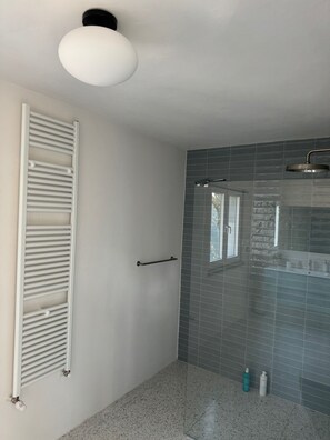 Dusche, Haartrockner, Bidet, Handtücher