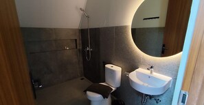 Superior-Ferienhütte, 1 Schlafzimmer, Balkon, Stadtblick | Badezimmer | Handtücher