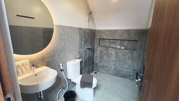 Quarto família, 2 quartos, sacada, vista para a cidade | Banheiro | Toalhas de banho