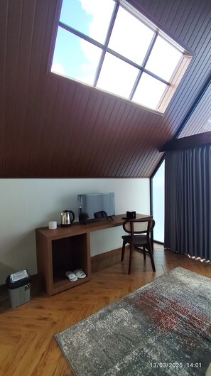 Superior Cabin, 1 Bedroom, Balcony, City View | 1 bedroom, bed sheets