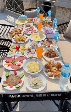 Free daily continental breakfast  - pyramids sun light view inn (Giza)
