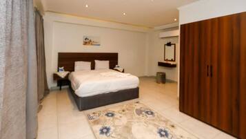 迷你吧(备有免费物品)、笔记本电脑工作区、免费 WiFi、床单