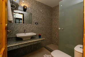 Combined shower/tub, free toiletries, hair dryer, towels - pyramids sun light view inn (Giza)