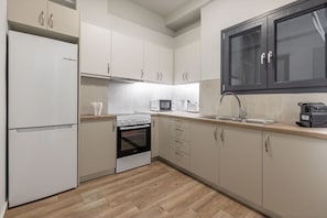 Fridge, microwave, oven, stovetop - Phaedrus Living: Pagkrati Modern Grove (Athina)