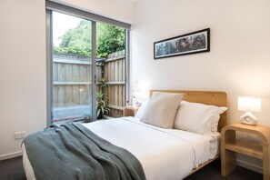 2 bedrooms, desk, WiFi