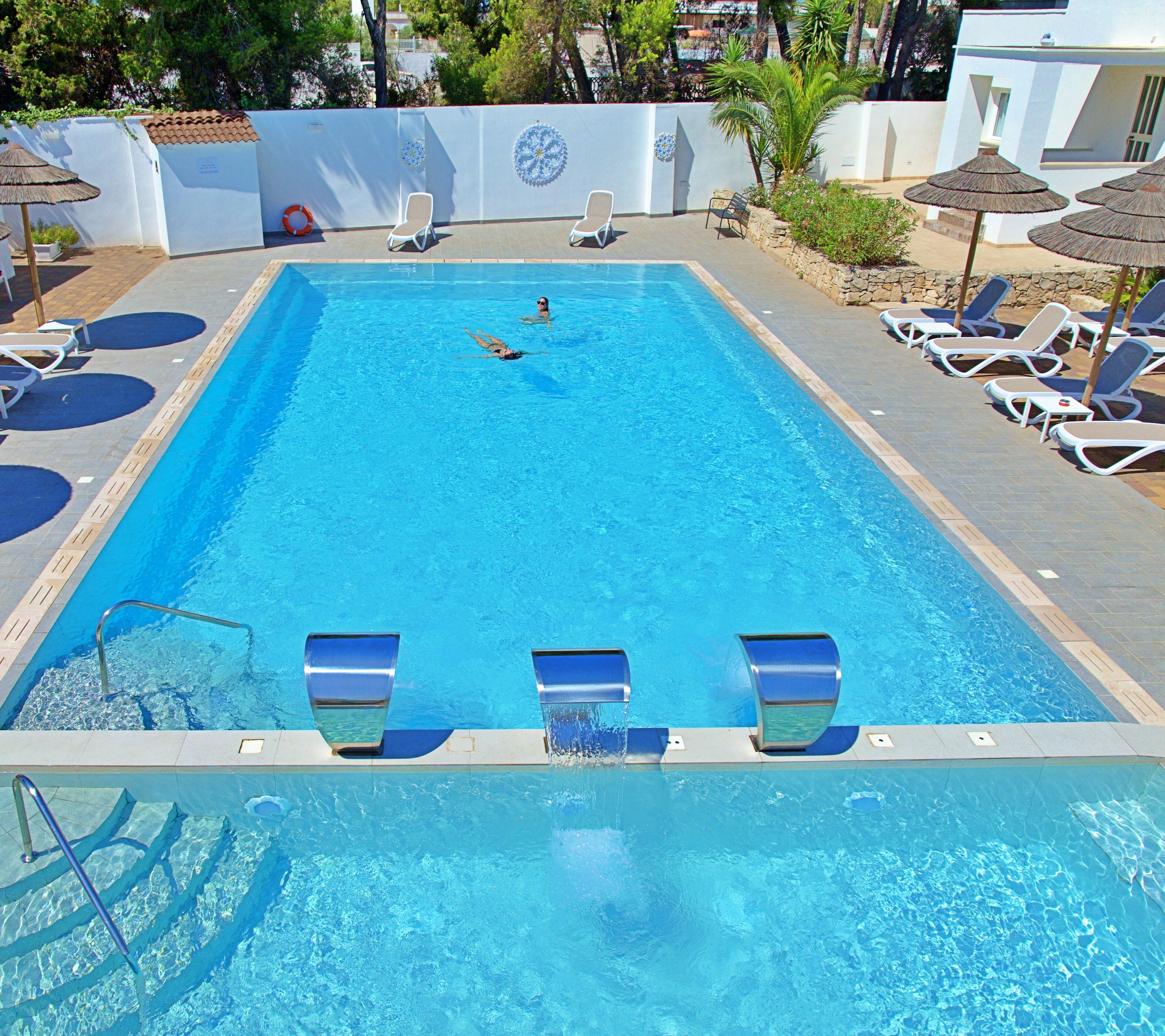 Una piscina al aire libre de temporada