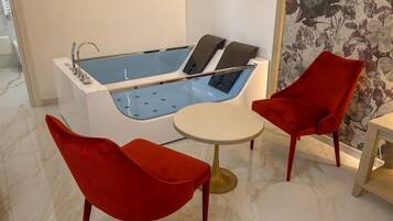 Bañera de hidromasaje privada