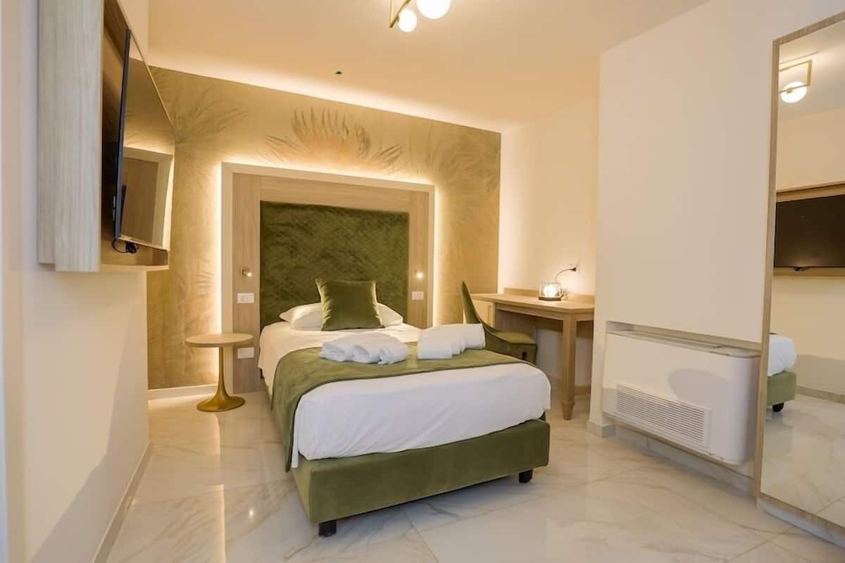 Kamar Comfort, patio, pemandangan kolam renang | Brankas dan Wi-Fi gratis