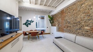 Townhouse | Oppholdsområde | En 50-tommers smart-TV med digitale kanaler