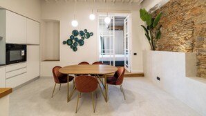 Townhouse | Oppholdsområde | En 50-tommers smart-TV med digitale kanaler
