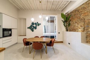 Casa de ciudad | Área de sala de estar | Smart TV de 50 pulgadas con canales digitales 