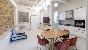 Townhouse | Oppholdsområde | En 50-tommers smart-TV med digitale kanaler