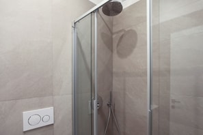 Douche, sĂšche-cheveux, bidet, serviettes fournies