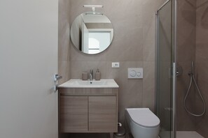 Dusche, Haartrockner, Bidet, Handtücher