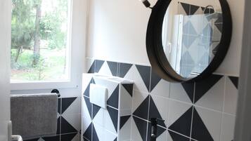 Een douche, een haardroger, handdoeken, zeep