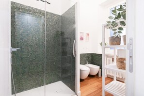 Een douche, gratis toiletartikelen, een haardroger, een bidet