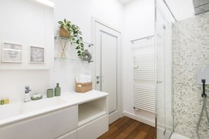 Dusche, kostenlose Toilettenartikel, Haartrockner, Bidet