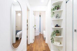 2 slaapkamers, een bureau, een strijkplank/strijkijzer, wifi