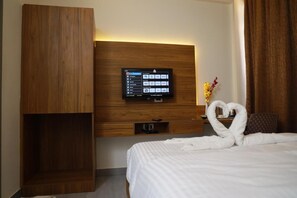 Quarto casal luxo, vista para a cidade | Escrivaninha, espaço de trabalho para notebook, Wi-Fi de cortesia