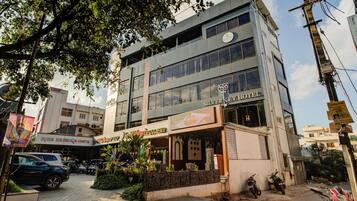 Un hotel con varios pisos, un letrero visible que dice 'SILVER BRIDGE' y una tienda llamada 'JULIE'S ICE CREAM CHAI'.