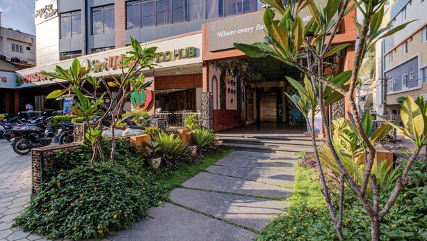 Un edificio con un letrero que dice 'Food Hub'.