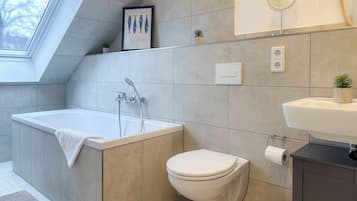 Haartrockner, Handtücher, Seife, Toilettenpapier
