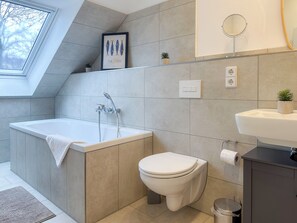 Haartrockner, Handtücher, Seife, Toilettenpapier