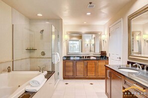 Dusche, kostenlose Toilettenartikel, Haartrockner, Handtücher