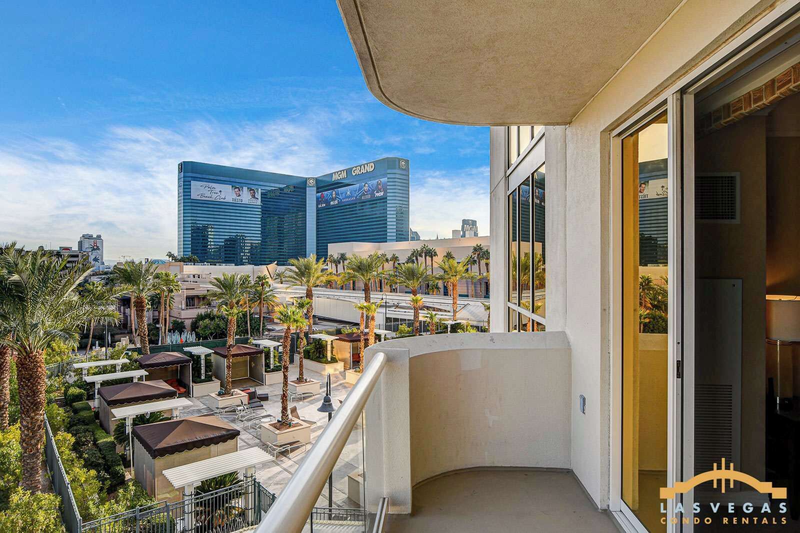En balkon med udsigt til MGM Grand hotellet og omkringliggende bygninger.