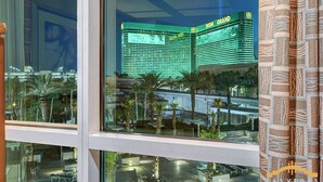 Vista del hotel MGM Grand, con su fachada verde característica y señalización.